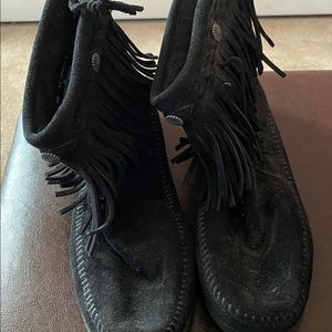 Minnetonka 8.5 women booties